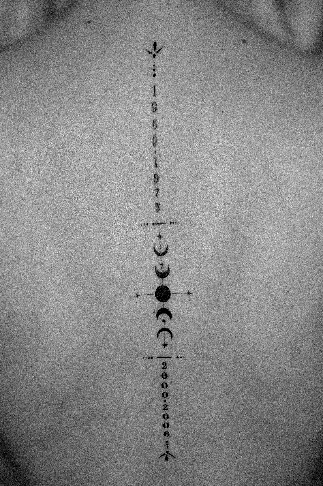 tatouage dos noir et blanc
